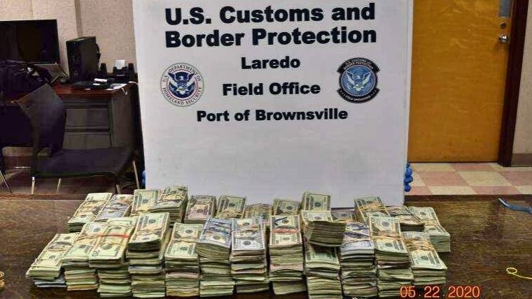 Arrestan a un hombre a punto de cruzar a México con más de $300,000 dólares en efectivo