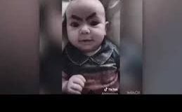 Las cejas dibujadas en la cara de este bebé son hilarantes.