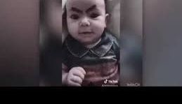 Las cejas dibujadas en la cara de este bebé son hilarantes.