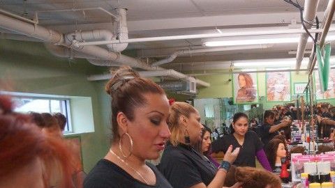 Estudiantes transgénero de peluquería