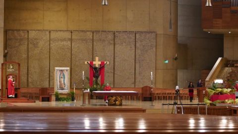 Durante la pandemia las iglesias están celebrando sus misas sin feligreses presentes en persona. Las ceremonias religiosas son transmitidas en las redes sociales. (Catedral de Los Ángeles)