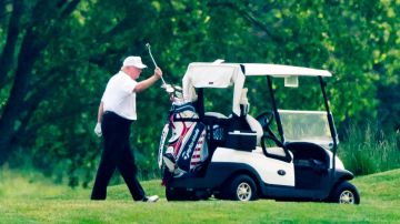 El mandatario estadounidense fue fotografiado el sábado jugando al golf.