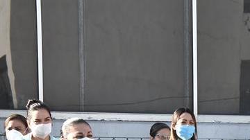 Protestan médicos por falta de equipo de protección y agresiones por parte de la sociedad.