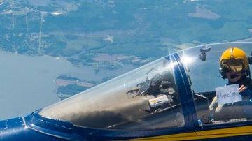 La Marina de Estados Unidos anima a todos a ver el paso del escuadrón, pero recuerda respetar las normas de distanciamiento social.