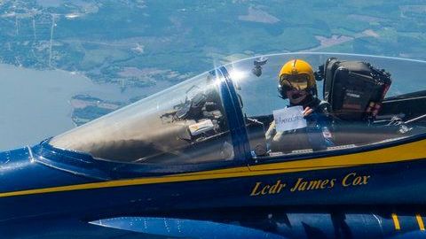 La Marina de Estados Unidos anima a todos a ver el paso del escuadrón, pero recuerda respetar las normas de distanciamiento social.