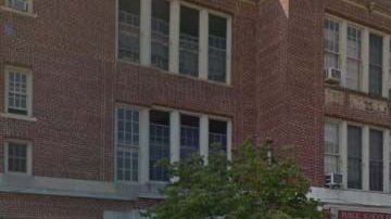 Los detenidos son estudiantes de Intermediate School 102, en Elmhurst. Los detenidos son estudiantes de Intermediate School 102, en Elmhurst. 