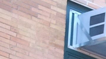 Fotografía del 20 de diciembre de 2019 donde se muestra un autobús escolar estacionado frente a la entrada de una escuela pública del Distrito 15 de Brooklyn en Nueva York (EEUU). Oficialmente, la segregación racial en las escuelas es ilegal en Estados Unidos desde 1954. En la práctica, continúa dándose en buena parte del país, incluida Nueva York, escenario de un encendido debate en torno a la necesidad de crear escuelas más diversas y con oportunidades para todos. EFE/Mario Villar