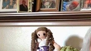 La maestra Rosa Higuera encuentra en sus muñecas, una terapia contra el coronavirus. (cortesía)