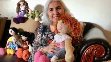 La maestra Rosa Higuera encuentra en sus muñecas, una terapia contra el coronavirus. (cortesía)