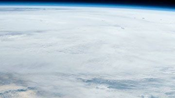 Puedes aplicar a través de la página web de la institución.