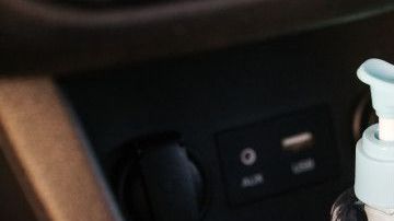 Cuando no estés conduciendo, el gel antibacterial debe ser retirado del auto para evitar accidentes.