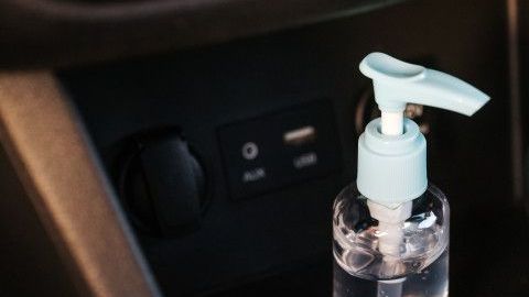 Cuando no estés conduciendo, el gel antibacterial debe ser retirado del auto para evitar accidentes.