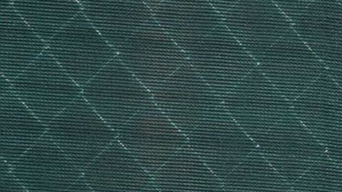 Un cadáver es sacado de un hospital en Brooklyn.