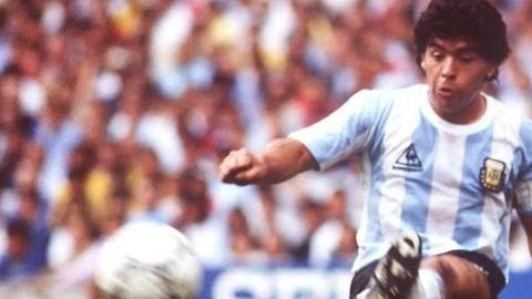 Diego Armando Maradona en la cancha del Estadio Azteca durante el Mundial México 86.