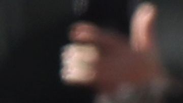 Colin Kaepernick, quarterback de los 49ers, durante el himno nacional antes de un juego de 2016.