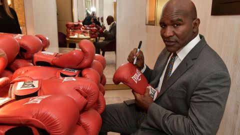 Holyfield se retiró del profesionalismo en 2011.