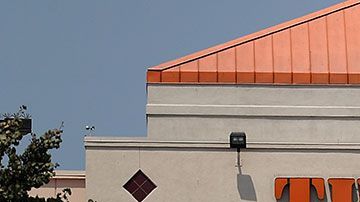 Las tiendas de Home Depot se mantienen abiertas, aunque con medidas de prevención del coronavirus.