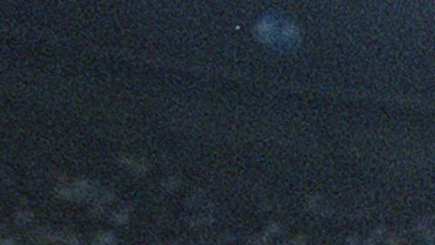 Hugo Sánchez saluda a la afición al concluir su carrera con un partido amistoso contra Paraguay.