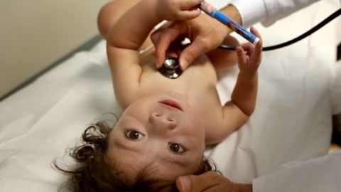 El doctor Mark Sklansky del hospital de niños  UCLA Mattel revisa al pequeño Matthew Vasquez, un milagro de vida.