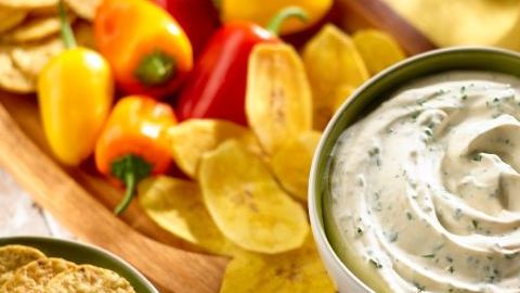 La mayonesa, la crema agria y el cilantro son algunos de los ingredientes  del dip jamaiquino.