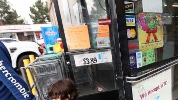 Clientes en una carnicería de Downey que acepta  EBT.