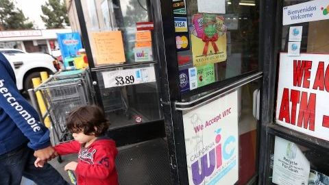 Clientes en una carnicería de Downey que acepta  EBT.