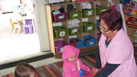 Guarderías como la de Yolanda Santizo, de Sun Valley, California, deben cumplir con regulaciones del estado.