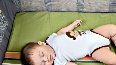 Los bebés deben dormir boca arriba.