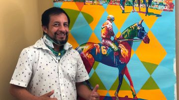 Víctor Espinoza se recupera de fractura de cuello en su casa de Del Mar, California.