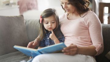 Leer a los niños menores de cinco años cuentos infantiles en español  les enseña el idioma materno y les ayuda a desarrollar su identidad cultural.
