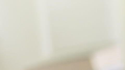 Leer a los niños menores de cinco años cuentos infantiles en español  les enseña el idioma materno y les ayuda a desarrollar su identidad cultural.