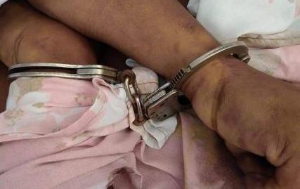 Familiares de Luis aseguran que estaba esposado en el ataúd.