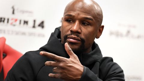 mayweather agrede a fan