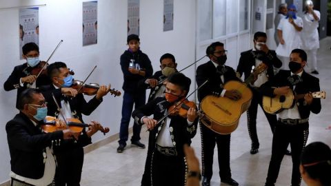 Ofrecieron serenatas a la mamás mexicanas.