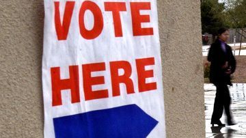 Votantes en Estados Unidos se dirigen a un precinto para emitir su sufragio.