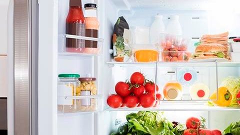Ordenar la nevera ahorra tiempo en casa.