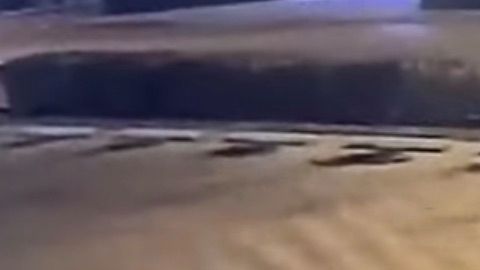 Captura del video en el que un hombre golpea a otro para robarle.