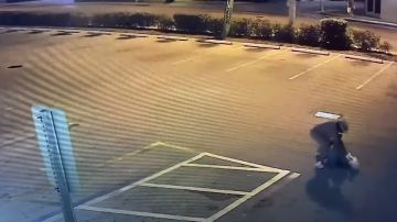 Captura del video en el que un hombre golpea a otro para robarle.