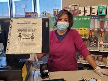Laura Orantes, una trabajadora esencial de farmacia. (Foto Cortesía)
