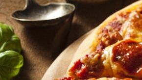 Pizza de queso con pepperoni.