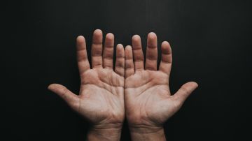 A la lectura de las manos se le llama quiromancia.