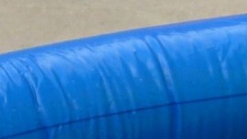 Considere comprar una piscina que se acomode en su patio y al mismo tiempo permita un poco de espacio para moverse.