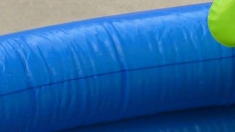 Considere comprar una piscina que se acomode en su patio y al mismo tiempo permita un poco de espacio para moverse.