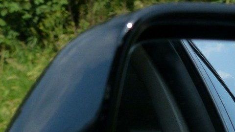 Espejo retrovisor lateral derecho. 
Crédito: Pixabay.