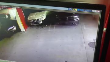 Captura de la cámara de videovigilancia, donde se ve al ladrón llevarse el automóvil.