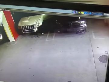 Captura de la cámara de videovigilancia, donde se ve al ladrón llevarse el automóvil.