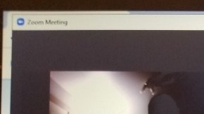 Fieles de la Iglesia Metodista Unida San Adalberto en Chicago participan en un servicio de oración vía internet. (Cortesía Iglesia Metodista Unida San Adalberto)