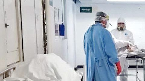 Hospitales saturados por fallecidos de COVID-19.