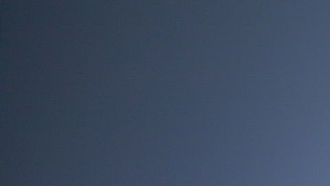 La mujer movió sus extremidades.