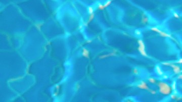 Si tienes alberca o jardín en casa, aprovéchalos para tomar el Sol.